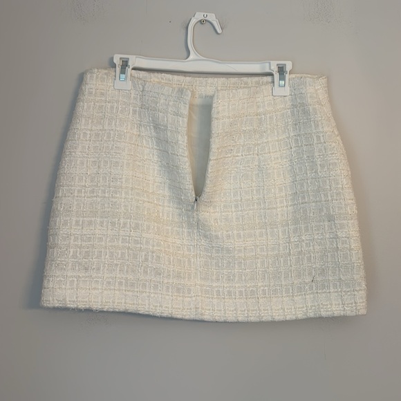 Zara White Tweed Mini Skirt with Gold Buttons Size Large (Flaw) - Picture 6 of 6